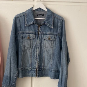 Jeansjacka  - Jeansjacka i storlek M buda❤️