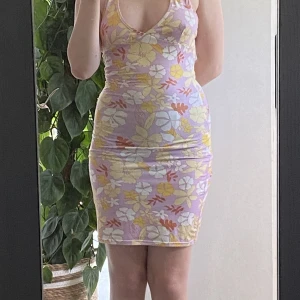 klänning - stretchig hawaiian print klänning i storlek medium (ungefär) med halterneck knytgrej🕺🏻