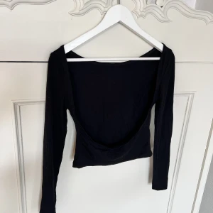 Topp - Den klassiska toppen i bomull med bar rygg och hög i halsen 🌼