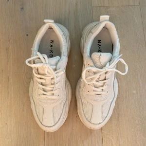 Vita sneakers - ANVÄNDA 1 gång! Vita sneakers från NAKD