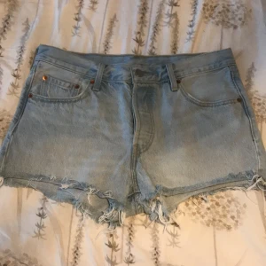 Levi shorts - Ett par jättefina shorts som jag aldrig använt då de va lite små när ja köpte dom. Det är 3 knappar i fram istället för dragkedja och ser helt nya ut
