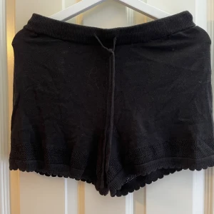 Tunna mjukis shorts  - Ett par tunna mjukis shorts med spetsimitation längs ben kanten. Aldrig använd 