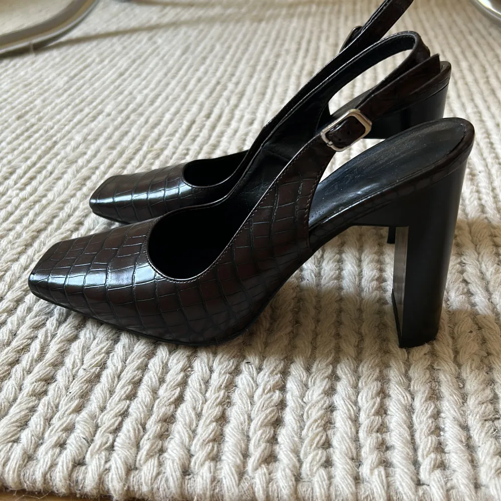 Klackar med läderimitation från NA-KD. 👠 Storlek : 38 Skick : Nyskick (använda en gång) Klackhöjd : 10,5 cm . Skor.