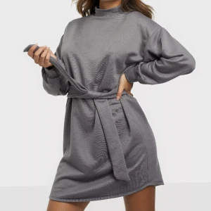 Sweatshirt-klänning !!❤️ - En jätte fin klänning från Nelly . Perfekt skick .