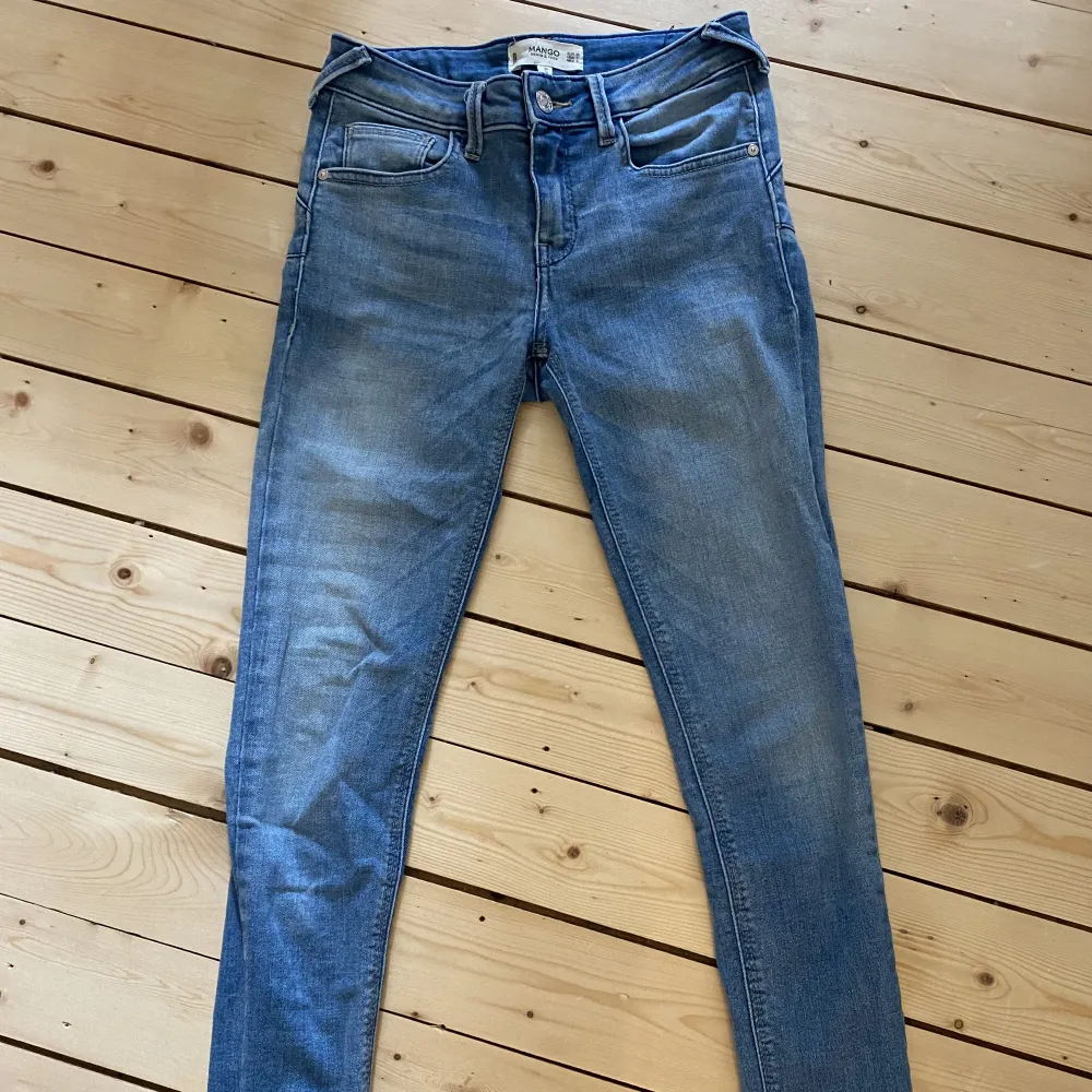 Bra skick  Skinnyjeans med låg midja från Mango i modellen Kim  Stl 32. Jeans & Byxor.