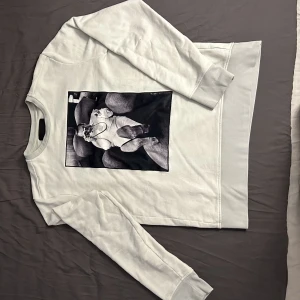 Limitato tröja - Limitato ”terry o’neill” som är vit. Den är riktigt fet och har skicket 8/10 då det var längesedan jag köpte, men nypris är 2800, pris kan diskuteras✅