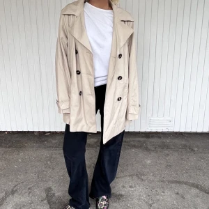 Trench coat - Snygg beige trench coach köpt secondhand 
