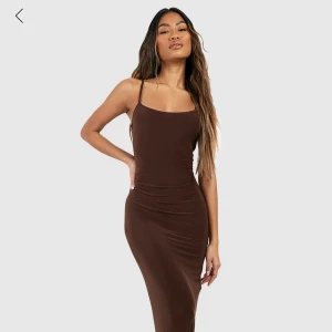 Lång klänning - Säljer min lång klänning från Boohoo, i nyskick använts 2 gånger