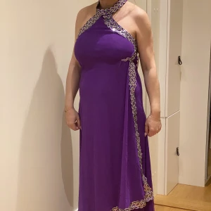 Lila festklänning💜 - Lila festklänning från dubai köpt för 2000 men är använd två gånger så säljer för 1000💜