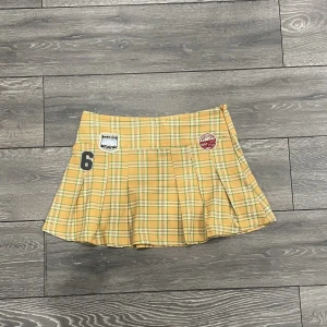 URBAN OUTFITTERS kjol - Fin 2000’s kjol från urban outfitters som endast är använd ett fåtal gånger. hör av dig om du vill ha fler bilder eller om du har några funderingar💝