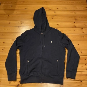 Polo Ralph lauren zip hoodie  - Lite sliten men mycket fin Ralph lauren zip hoodie. Storlek M men funkar för både S och L.