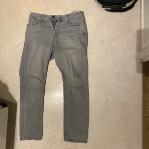 Gråa Jack&jones jeans  - Grå jeans från Jack and Jones. Använda några gånger. Original pris 599