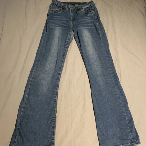 Bootcut Jeans - Ett par väl använda bootcut jeans i storlek XS men passar mig som har S. De har ett hål i rumpan!! Men det syns knappt igenom eftersom det är väldigt litet. 
