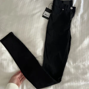 Svarta Dr.Denim byxor  - Oanvända svarta Dr.Denim jeans, lapp sitter kvar.  Lite för små i storleken för mig samt ganska långa i benen ( jag är 1.69 ). 