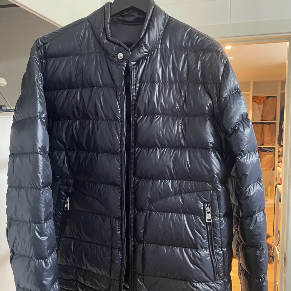 Moncler Acorus  Condition 9/10 använd fåtal gånger  Storlek 5/L. Jackor.