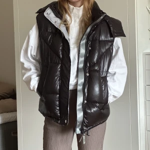 Oversized väst  - Tryck gärna på ”köp nu” för billig o spårbar frakt 🥰 Oveesized väst från Berskha. Luvan går att ta av. Aldrig använd så i toppen skick.