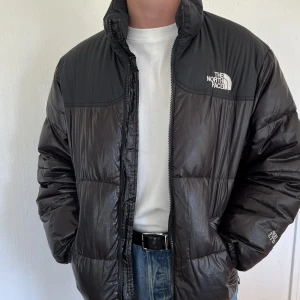 Retro nuptse dunjacka summit series - Välanvänd, varm, skön. Summit series (!). Glansigare än de nya. Något blekt. Skavank i ärmen, se bild. Annars fint skick, inga sprickor eller hål. Nybytt fickfoder. De nya varianten kostar 3500kr.  Mvh Viktor 