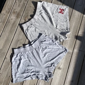 Pyjamasbyxor  - Två pyjamasbyxor/shorts, båda från HM. Mjuka och sköna, kommer bara inte till användning. 10kr för båda