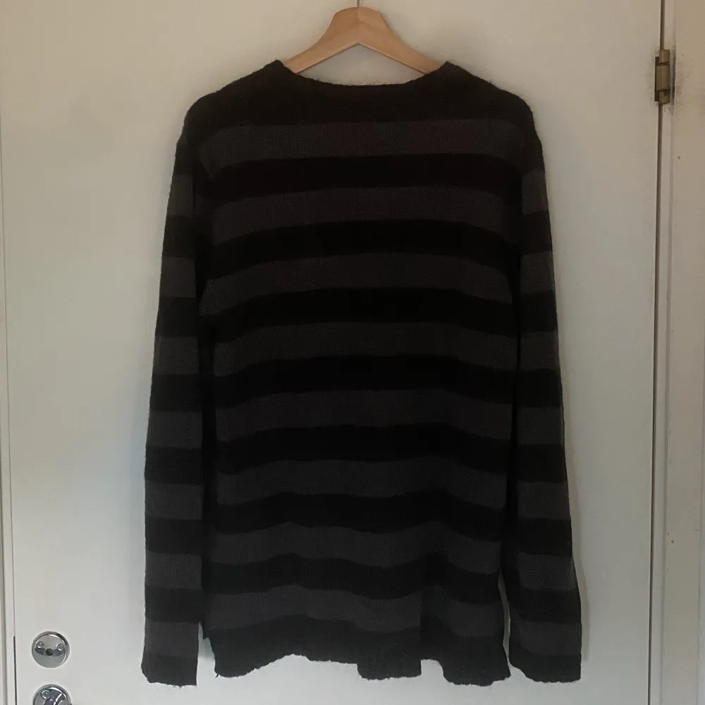 svart och grå randig tröjja, väldigt tunn storlek small men den är väldigt lång (71 cm). Stickat.