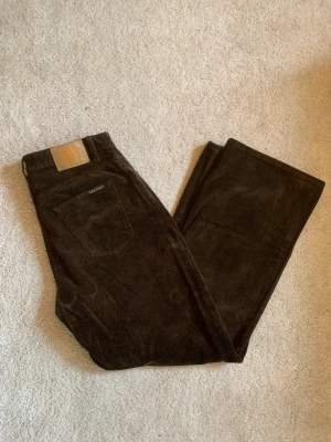 Nudie jeans strlk 31/30 - Säljer ett par HELT oanvända manchester byxor, från Nudie Jeans || Modell: Clean Eileen || Skick: 10/10 || Sorlek: W31/L30 ||Passform: straight fit/ lösa || Nypris: 1400      Frågor och funderingar? Hör gärna av dig!
