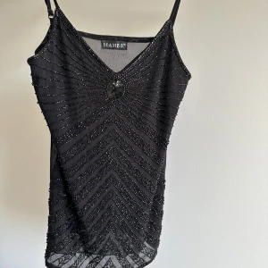 Topp - Cool topp med dekoration på framsidan, baksidan är av mesh material