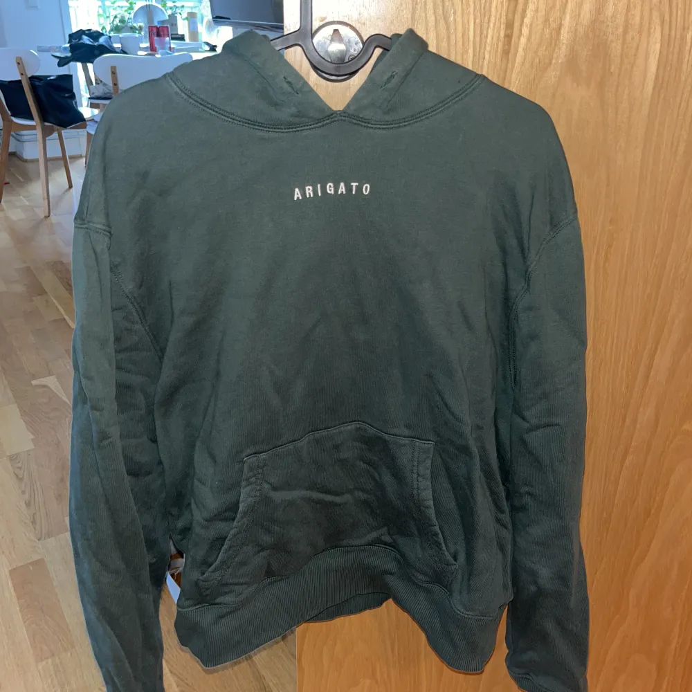 Grön Arigato hoodie i storlek S/M. Inge defekter förutom att snöret till luvan saknas. Köpt 2021 på deras hemsida, men finns ej kvar där längre. Köpt för 920kr. Hoodies.