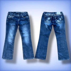 Miss me Jeans - Ett par fina eftertraktade, lågmidjade miss me jeans i ett jätte fint skick, med en fin och speciell design runt midjan och på bakfickorna, modellen är Easy boot, hör av dig om du har frågor!☺️