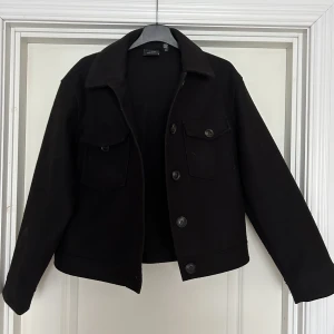 Kort höst/vårkappa - Superfin höst/vårkappa från Veromoda. Använd några gånger men den är i princip i nyskick!