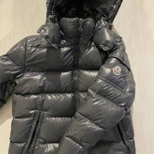 Moncler maya - Moncler maya jacka, mycket bra skick, men passar inte min stil så bra.