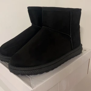 Uggs  - Fick hem dem precis beställt i storlek 39 men kan säga passar någon som har storlek 38