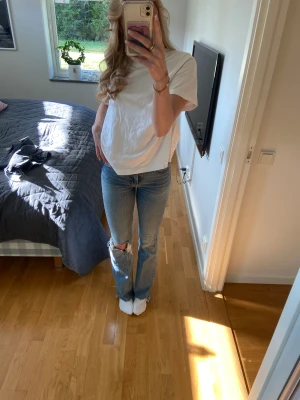 Midwaist jeans  - Säljer dessa super sköna jeans från Ginatricot, deras full flare jeans! Nyskick!😆  Jag är 175 för referens;) Nypris 400kr