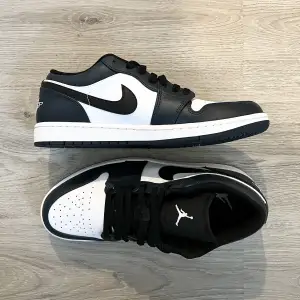 Helt oanvända (DS) nya jordan 1’s. Köpta från Footlocker 2021 och bara legat hemma. Dock slängt kartongen. De är mörk blåa men ser svarta ut på kameran:/ Resell ligger på minst 3200kr så passa på!