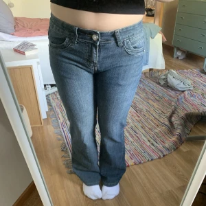 Lågmidjade jeans - Säljer lågmidjade jeans köpte second hand, Stolek 40 🫶🏼 200kr + frakt  Mått:  midja: 42 höfter: 50 benvidd nertill: 25 lår: 27 längd: 97  framhöjd: 23