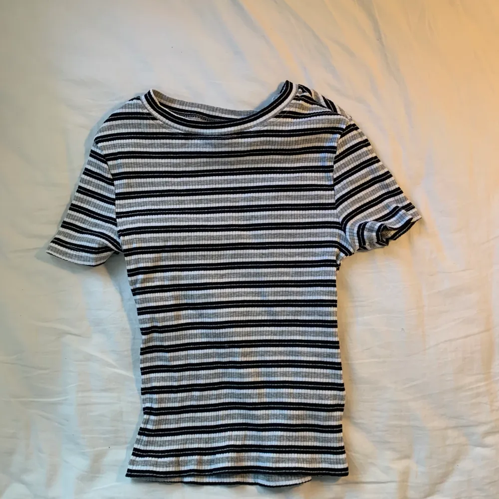 Randig tröja/ crop top. Stechigt material och väldigt bra sick. Yläosat.