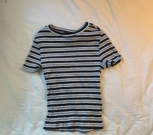 Randig topp - Randig tröja/ crop top. Stechigt material och väldigt bra sick