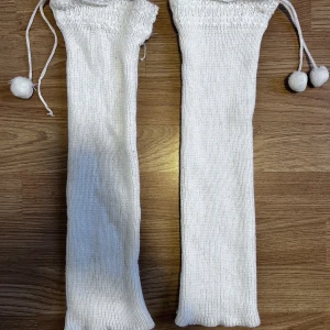 Benvärmare  - Super gulliga stickade benvärmare💗 saknar tyvärr en såndär liten boll på ena som man kan se på bild nr 3. Kan även användas som hand värmare💗