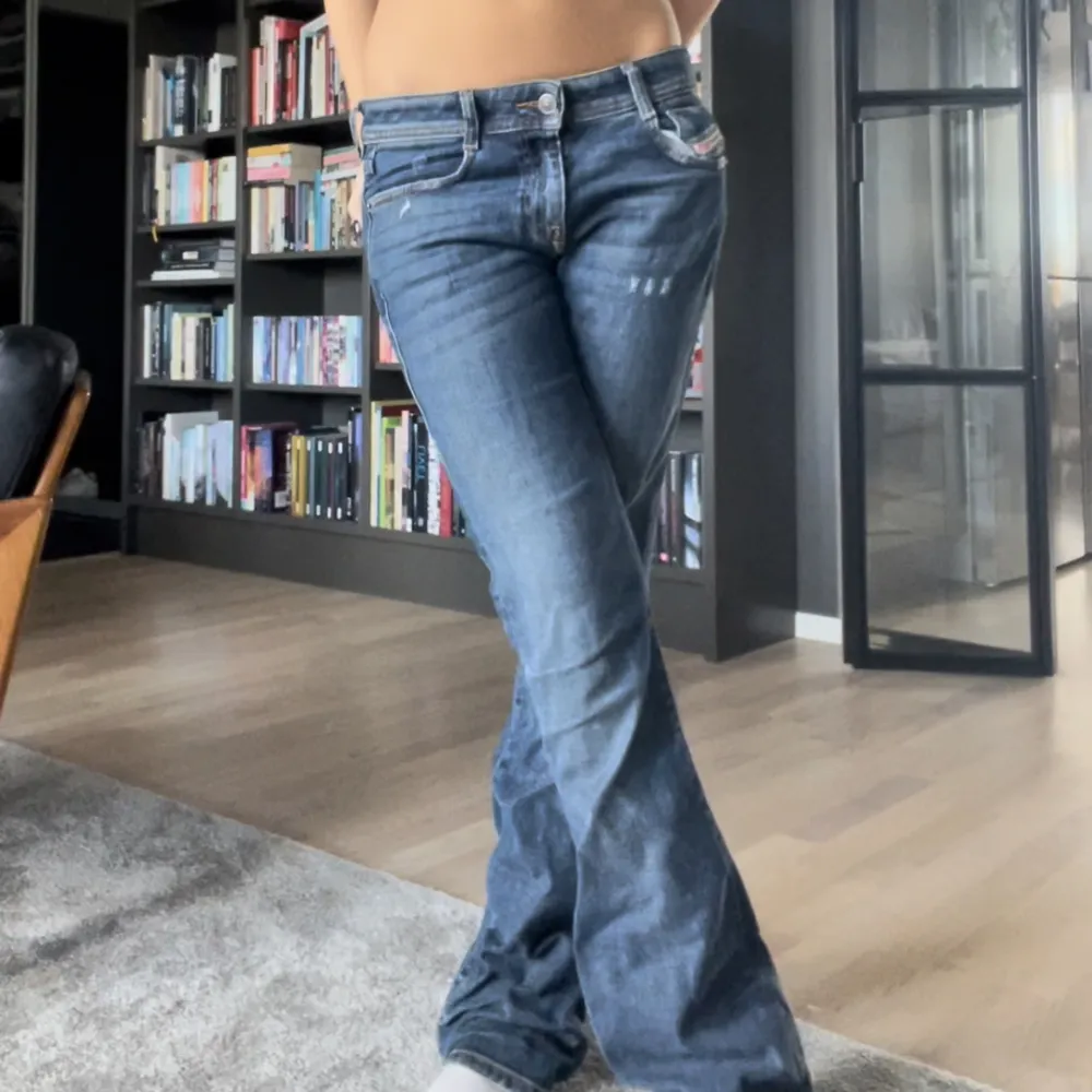 Skitsnygga low waist bootcut diesel Jeans som e köpte förra året! Bra skick men slitna + smutsiga längst ner (skriv för bilder)💓skriv vid frågor💋 Midjemått: 38/39 cm rakt över Innerbenslängden: 79 cm Jag är ca 167!💋💋. Jeans & Byxor.