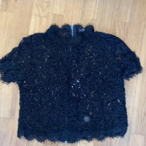 Topp från Zara - mönstrad topp från Zara i svart. Använd fåtalet gånger. Bra kvalité.