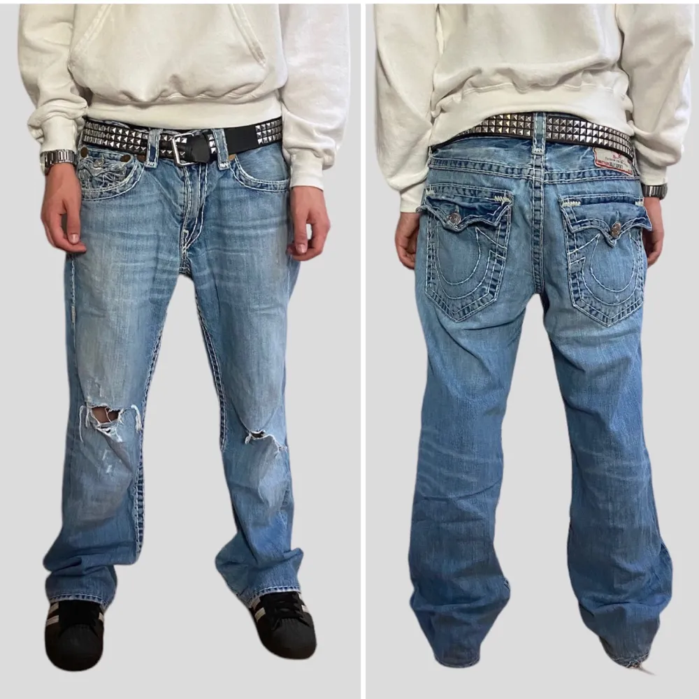True religion jeans med liten utsvängning. • Storlek: W33 • Mått: Längd: 100cm • Midja: 43cm • Benöppning: 24,5cm • Innerbenslängd: 75cm • Lår: 20cm OBS: Hål på knäna och mindre distressing förekommer. Kolla innan du köper. 💙. Jeans & Byxor.
