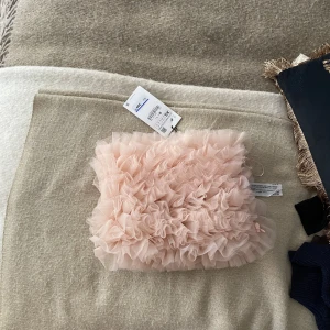 Off-shoulder topp - En lite annorlunda men väldigt snygg topp ifrån Zara. Superrolig som piffar upp outfiten.   Helt oanvänd, lappar kvar!  Str: XS