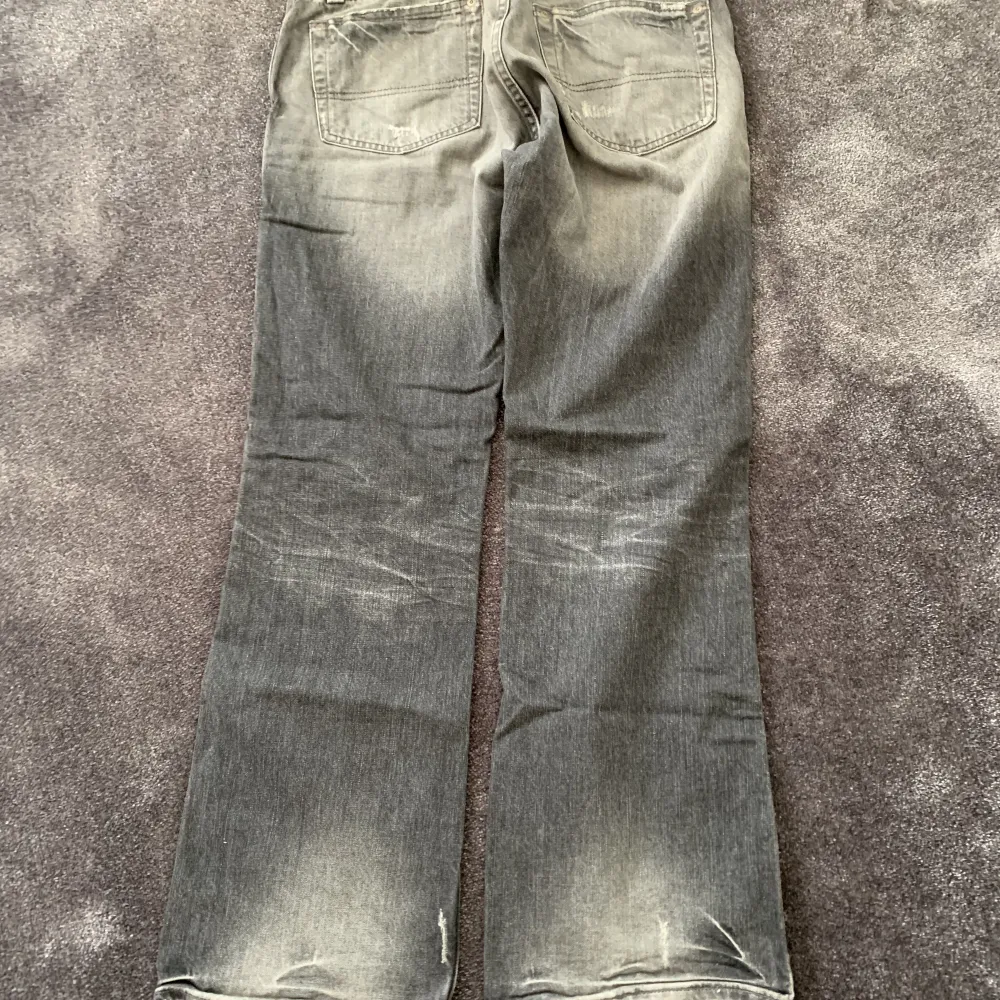 33/30 fin grå fade, blir bara bättre med tiden lägger sig skönt över skorna i och med flaren!. Jeans & Byxor.