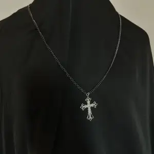 Längre halsband med 2 små kors och ett stort