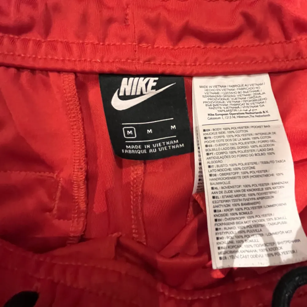 Röda träningsbyxor från Nike i storlek M Bra skick . Jeans & Byxor.