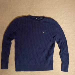 Stickad Gant Tröja - Säljes på grund av att jag växt ut den. Väldigt skön och varm på höst/ vinter. 9/10 skick. Nästan oanvänd. Använd ca 2-3 ggr. 