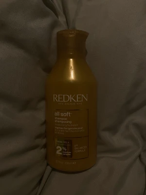 Redken  - I princip nyskick. Jag har använt den 2 gånger men insåg att den inte passar just min hårtyp så jag vill bli av med den, men utöver så är det en väldigt bra salong-schampo! På andra bilder kan man se lite hur full den är😊