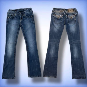 Miss me jeans  - Ett par unika lågmidjade bootcut miss me jeans i ett jätte fint skick (midjan är lite insydd) men annars inga problem! Hör av dig om du har frågor!☺️