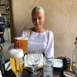 Topp från NAKD - Topp från Hanna Schönbergs kollektion med NAKD. Knyt detaljer i ryggen.