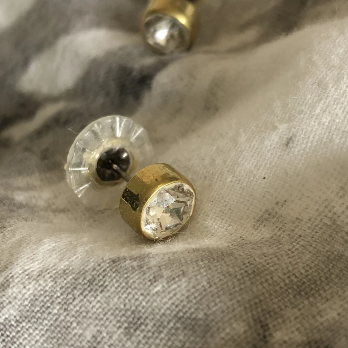 Guldiga örhängen med kristall - 91