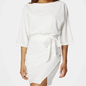 Studentklänning - Säljer nu min studentklänning som är använd vid ett tillfälle. Klänningen är i ett bra skick och har inga fläckar dock en liten maska på kjol-delen. Köpt från Bubbleroom och var supernöjd med klänningen. Passar bra till student eller annan tillställning!!