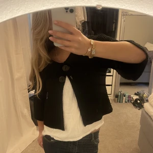 Trekvartsärmad kofta  - Skit snygg trekvartsärmad kofta som är perfekt nu till hösten!!! 😍😍😍